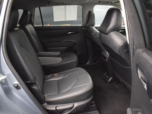 Used 2021 Toyota Highlander XLE AWD/4WD image 11