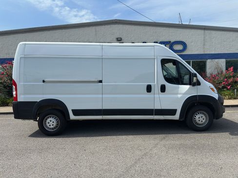 Used 2024 RAM ProMaster 2500 w/ Convenience Group FWD image 3