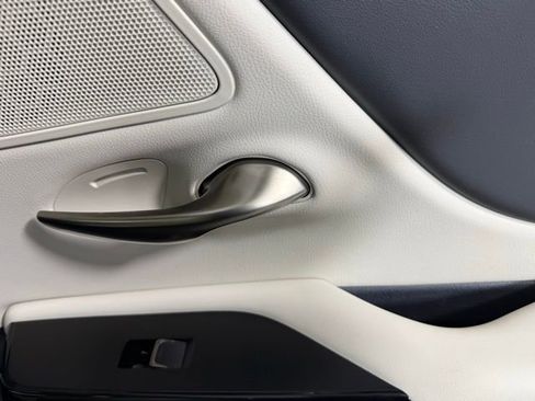 Used 2025 Lexus ES 300h w/ Premium Package image 32