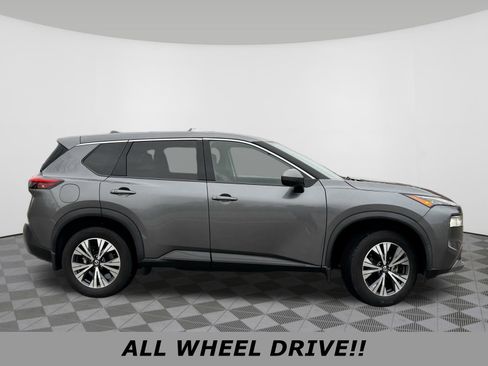 Used 2021 Nissan Rogue SV image 2