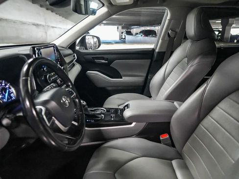 Used 2022 Toyota Highlander XLE AWD/4WD image 18