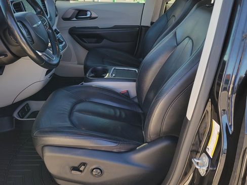 Used 2021 Chrysler Pacifica Touring-L image 6