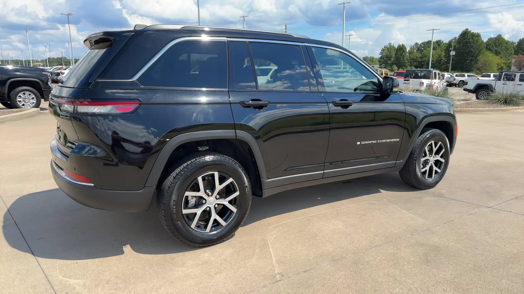 Used 2025 Jeep Grand Cherokee Limited RWD image 9
