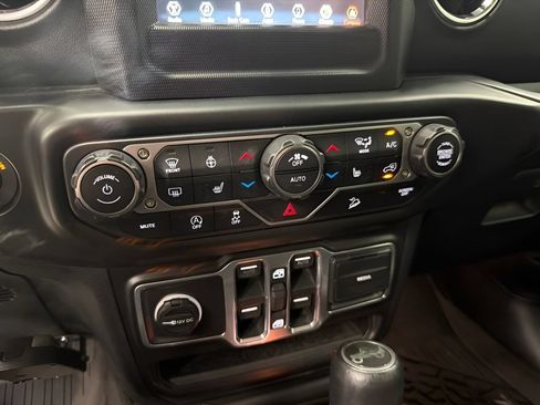 Used 2018 Jeep Wrangler Unlimited Sahara w/ Dual Top Group AWD/4WD image 40