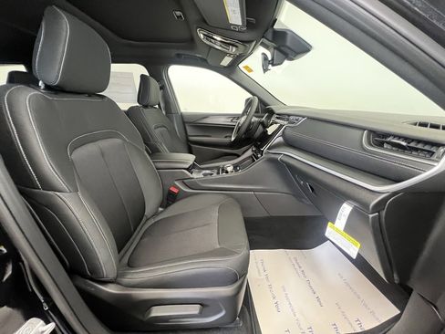 New 2025 Jeep Grand Cherokee L Laredo image 11