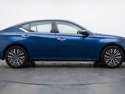 Used 2025 Nissan Altima 2.5 SV FWD image 11
