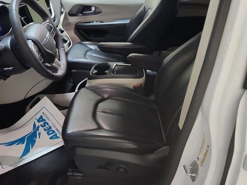 Used 2023 Chrysler Pacifica Touring-L image 7