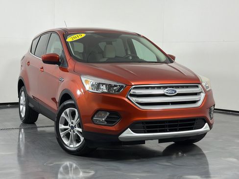 Used 2019 Ford Escape SE FWD image 2