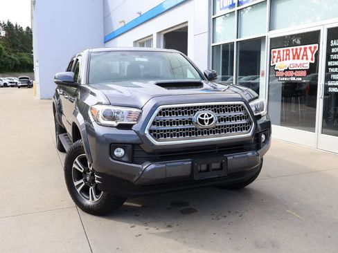 Used 2017 Toyota Tacoma TRD Sport w/ Premium & Technology Package AWD/4WD image 40
