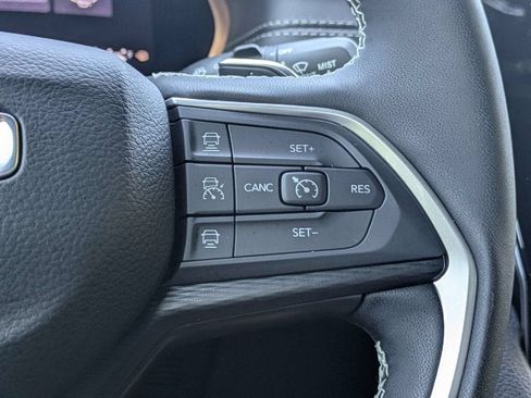 Used 2025 Jeep Grand Cherokee Altitude AWD/4WD image 28
