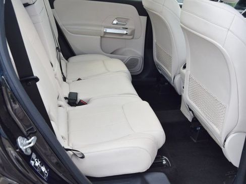 Used 2020 Mercedes-Benz GLB 250 4MATIC w/ Premium Package image 37