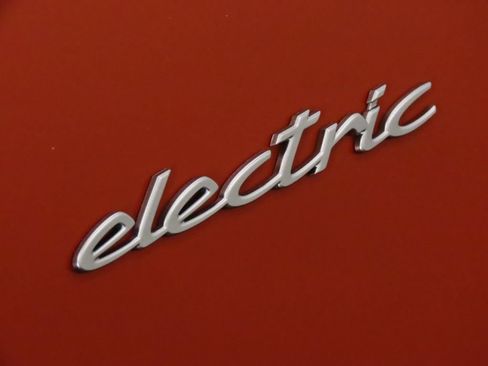Certified 2025 Porsche Macan Electric RWD image 13