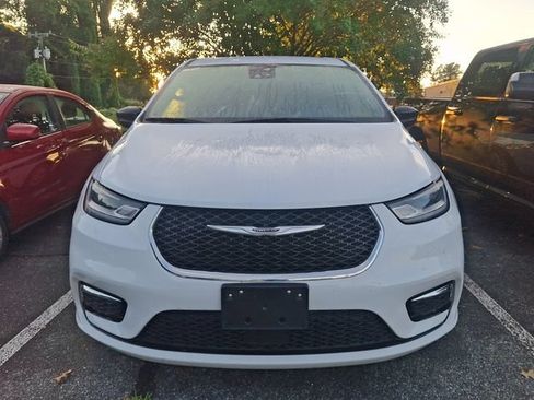 Used 2025 Chrysler Pacifica Select FWD image 2
