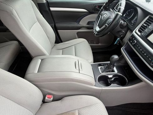 Used 2017 Toyota Highlander LE image 32