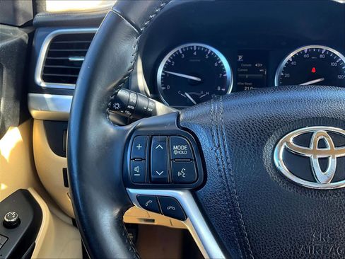Used 2017 Toyota Highlander XLE image 24