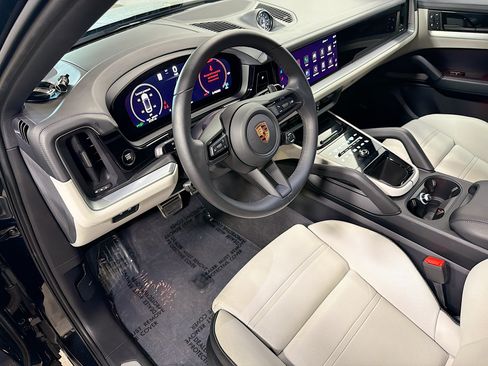 Certified 2025 Porsche Cayenne S AWD/4WD image 4