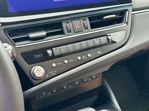 Used 2024 Lexus ES 300h w/ Technology Package FWD image 14