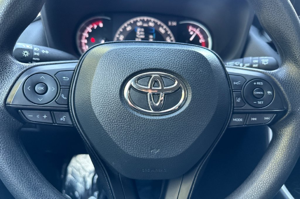 Used 2025 Toyota RAV4 XLE AWD/4WD image 28