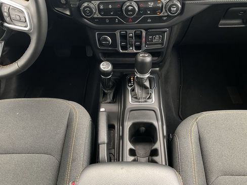 Used 2025 Jeep Wrangler Unlimited Sahara AWD/4WD image 12