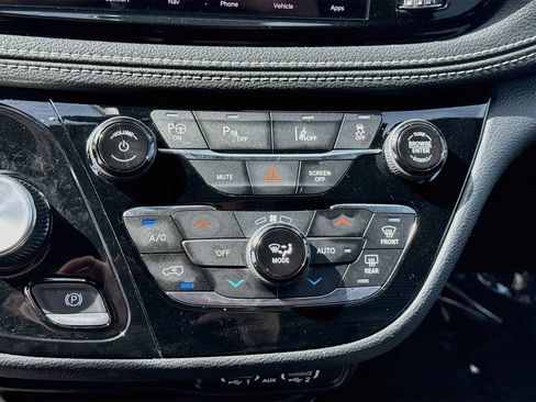 Used 2024 Chrysler Pacifica Limited FWD image 14
