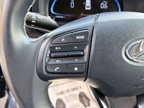 Used 2025 Hyundai Venue Limited FWD image 22