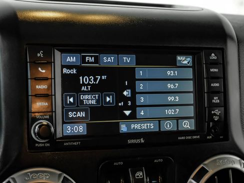 Used 2015 Jeep Wrangler Unlimited Rubicon w/ Connectivity Group AWD/4WD image 31