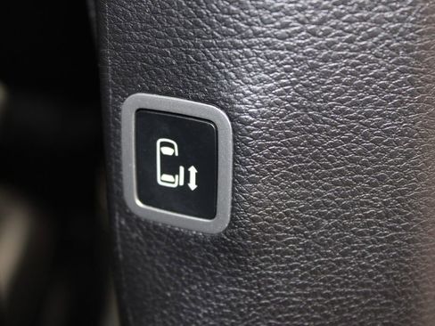 Used 2025 Chrysler Pacifica Select FWD image 35