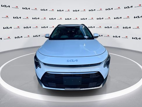 Certified 2024 Kia Niro SX image 3