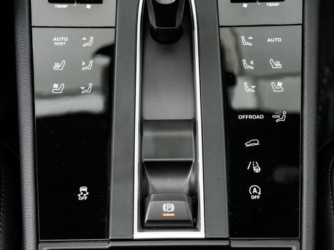 Certified 2026 Porsche Macan AWD/4WD image 19