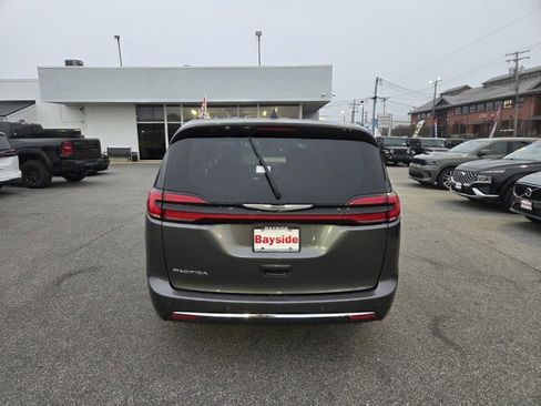 Used 2023 Chrysler Pacifica Touring-L image 6