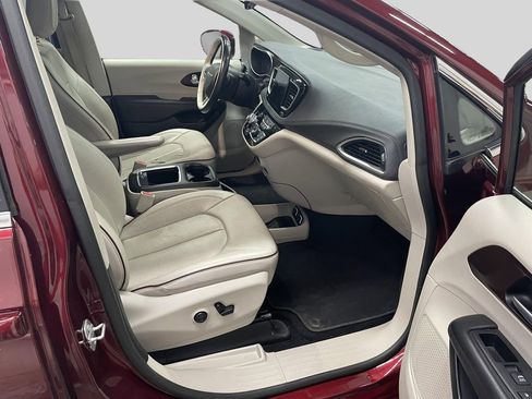 Used 2018 Chrysler Pacifica Limited FWD image 16