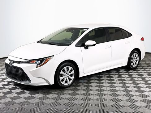 Used 2022 Toyota Corolla LE image 4