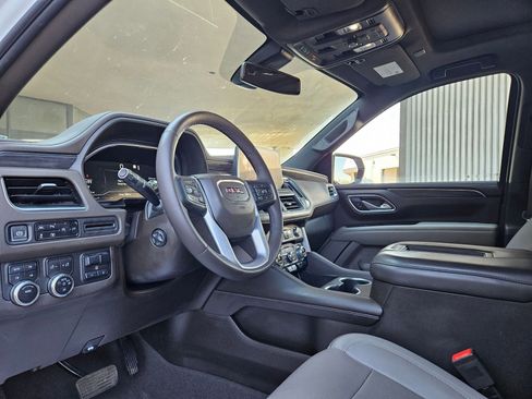 Used 2022 GMC Yukon XL SLT w/ SLT Premium Package image 10