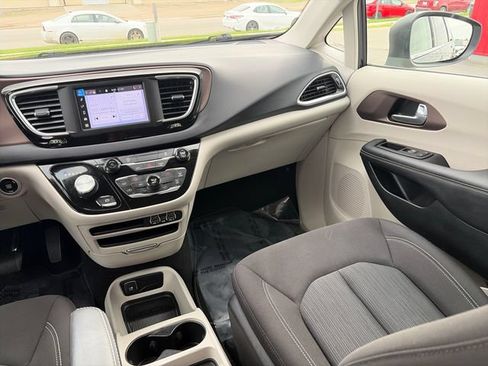 Used 2023 Chrysler Voyager LX FWD image 33