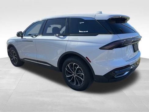 Used 2025 Lincoln Nautilus Premier image 3