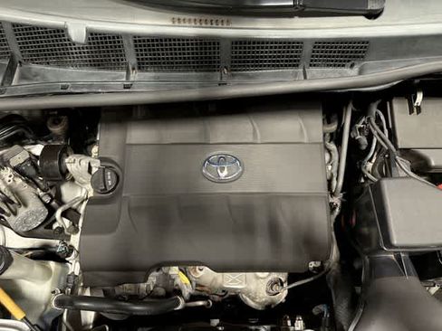Used 2015 Toyota Sienna XLE w/ XLE Navigation Package FWD image 12
