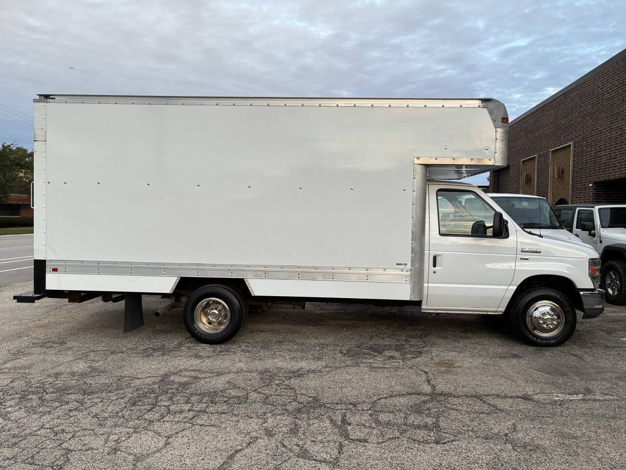 Used 2013 Ford E-350 and Econoline 350 Super Duty w/ Payload Pkg RWD image 3