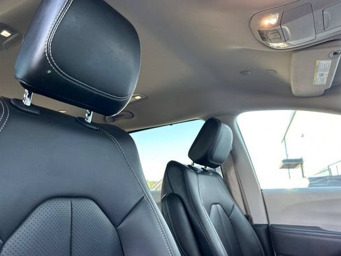 Used 2023 Chrysler Pacifica Touring-L FWD image 18