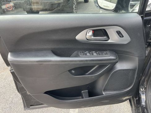 Used 2022 Chrysler Pacifica Touring-L w/ Uconnect Theater Family Group FWD image 4