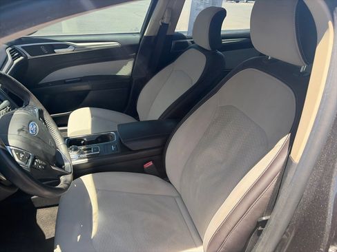 Used 2019 Ford Fusion SE w/ Equipment Group 151A FWD image 9