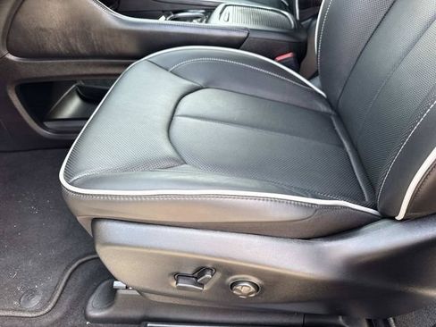 Used 2026 Chrysler Pacifica Limited FWD image 25