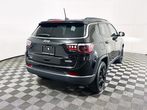 Used 2022 Jeep Compass Latitude AWD/4WD image 3