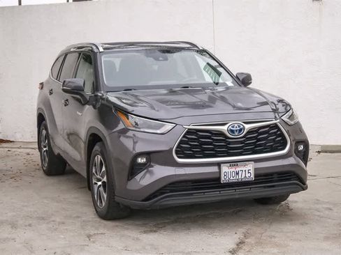 Used 2021 Toyota Highlander XLE image 3