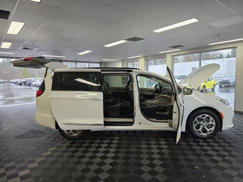 Used 2022 Chrysler Pacifica Limited image 18