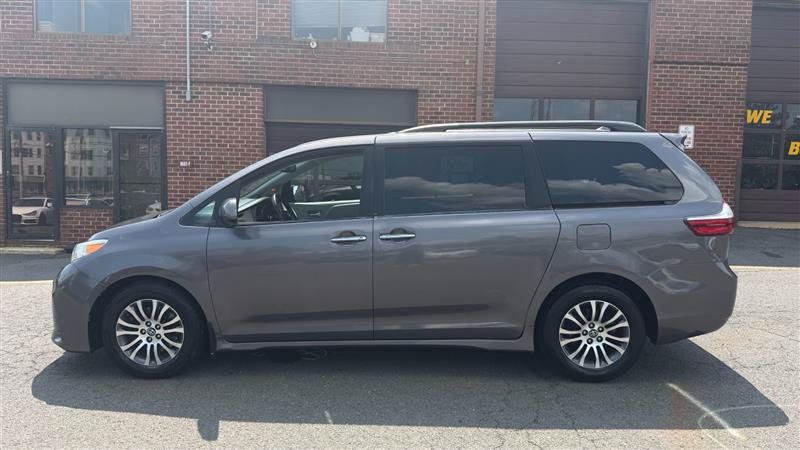 Used 2018 Toyota Sienna XLE w/ XLE Navigation Package FWD image 6