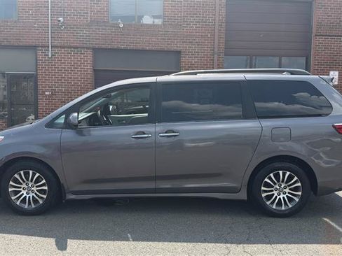 Used 2018 Toyota Sienna XLE w/ XLE Navigation Package FWD image 6