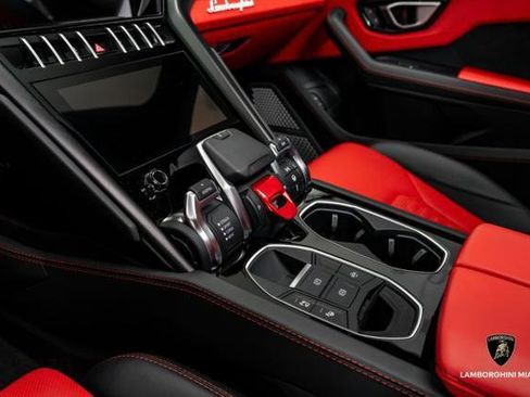 Used 2022 Lamborghini Urus AWD/4WD image 29