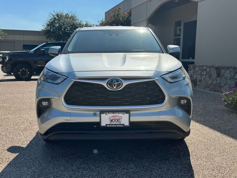 Used 2022 Toyota Highlander LE image 4