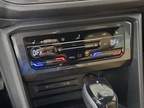 Used 2023 Volkswagen Tiguan SE image 17