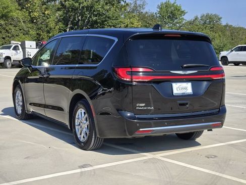 Used 2024 Chrysler Pacifica Touring-L FWD image 6